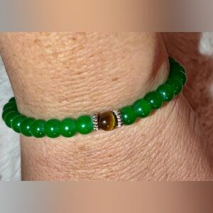 Vibrant Green Beaded Bracelet with Tiger’s Eye Accent